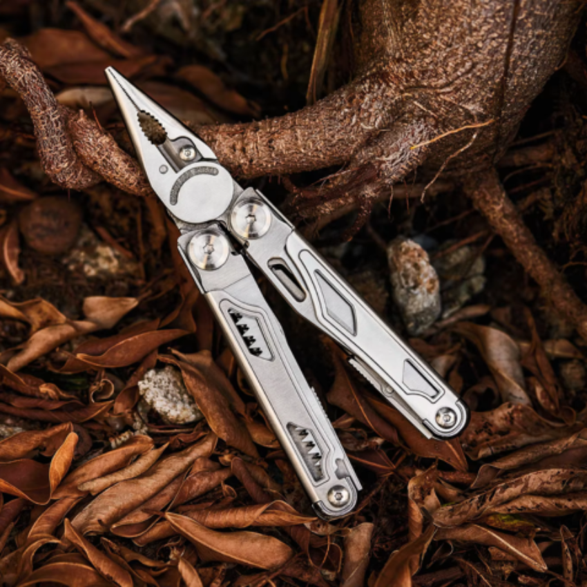 CleverMate Outdoor Multitool – 18-in-1 Compact Utility Tool for Camping 3